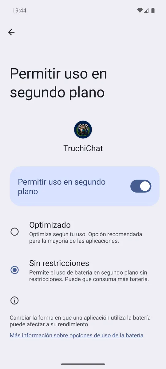 Ajustes de Android, «Permitir uso en segundo plano» de TruchiChat: interruptor encendido y la opción «Sin restricciones» marcada.